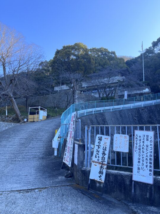 四條畷神社　駐車場までの坂道