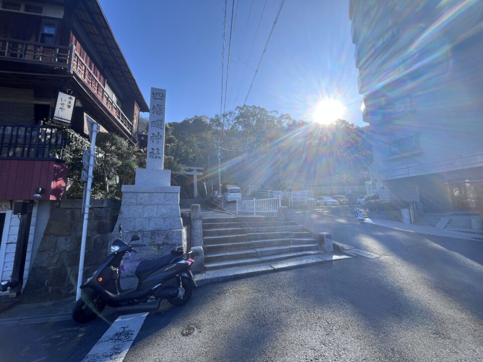 四條畷神社の正面の石碑とバイク