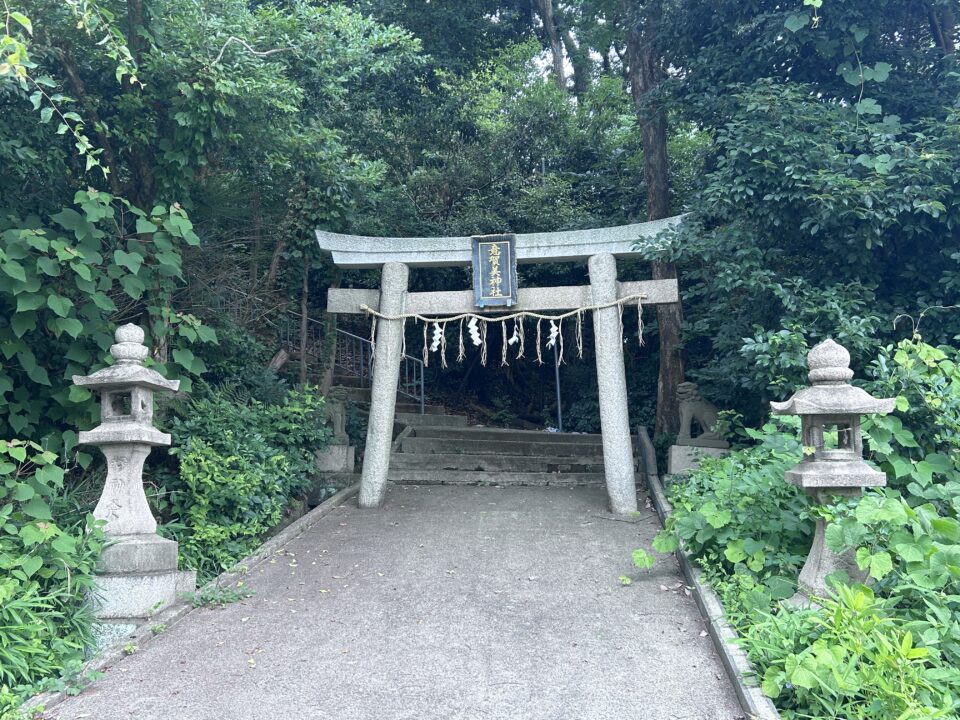 意賀美（おかみ）神社の左側の正面鳥居