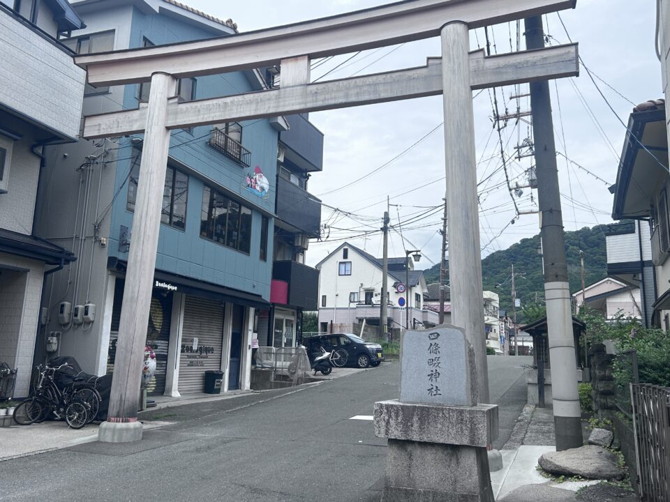 四條畷神社参道の木の鳥居