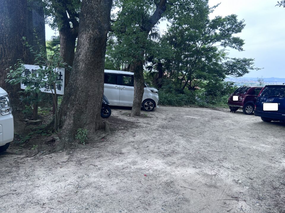 意賀美神社の駐車場に停めている車