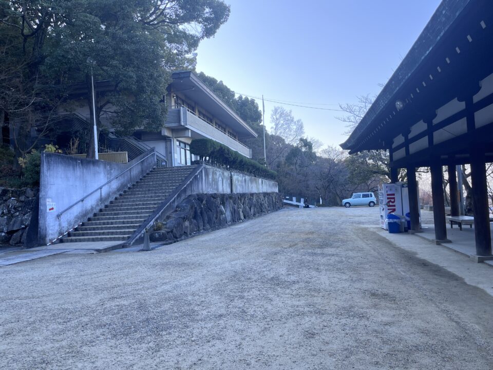 四條畷神社の駐車場　境内から