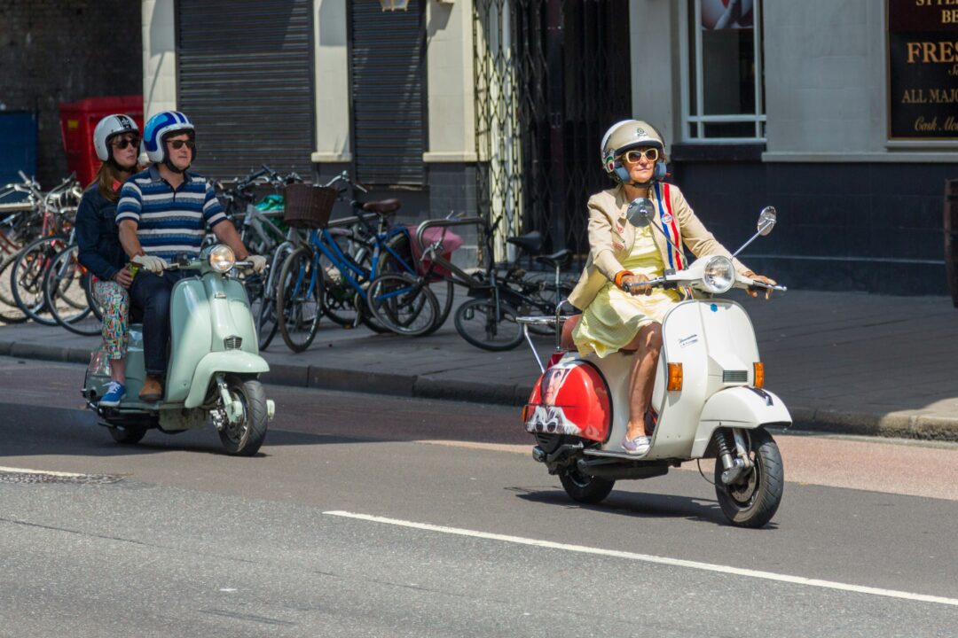 路上を走るバイク数台