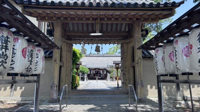 片埜神社 正面から