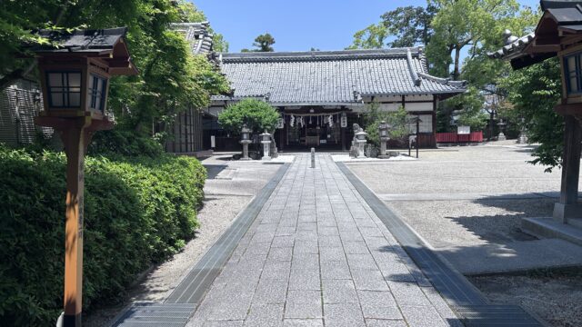 片埜神社の正面
